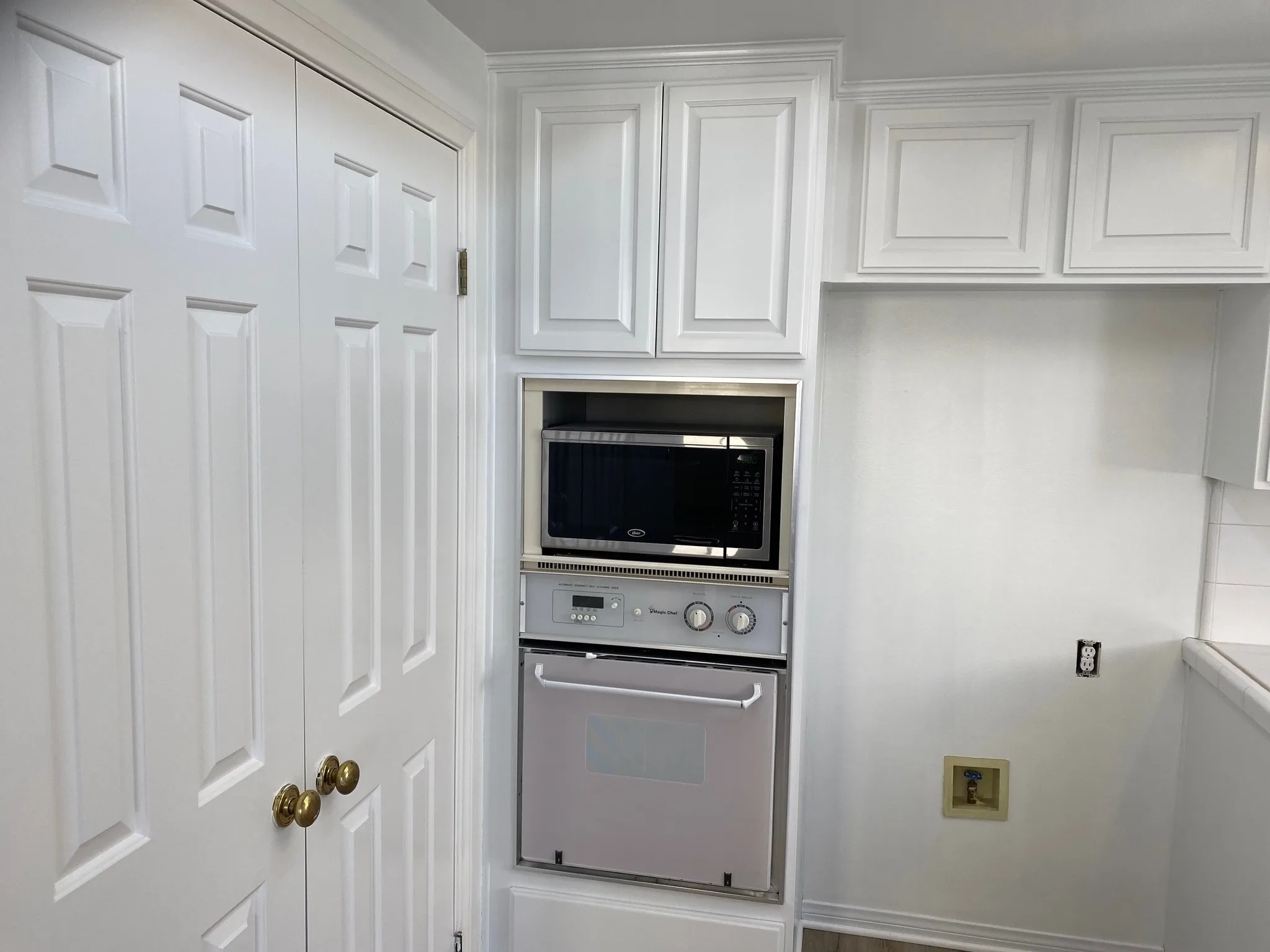 Tall built-in cabinet unit with integrated ovens